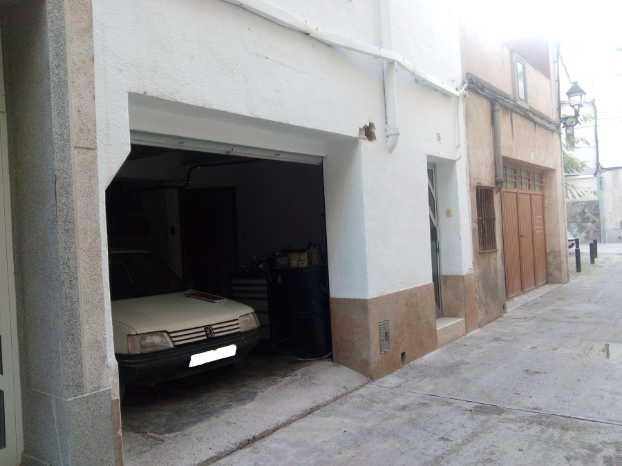 Ampliación de puerta de garaje en vivienda unifamiliar. Estado inicial antes de la intervención.