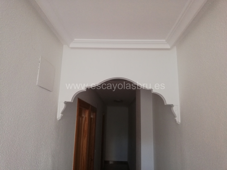 instalación de arco de escayola en pasillo