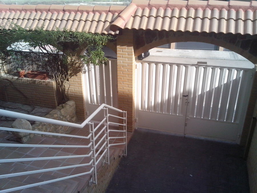 Arcos y tejadillo en fachada