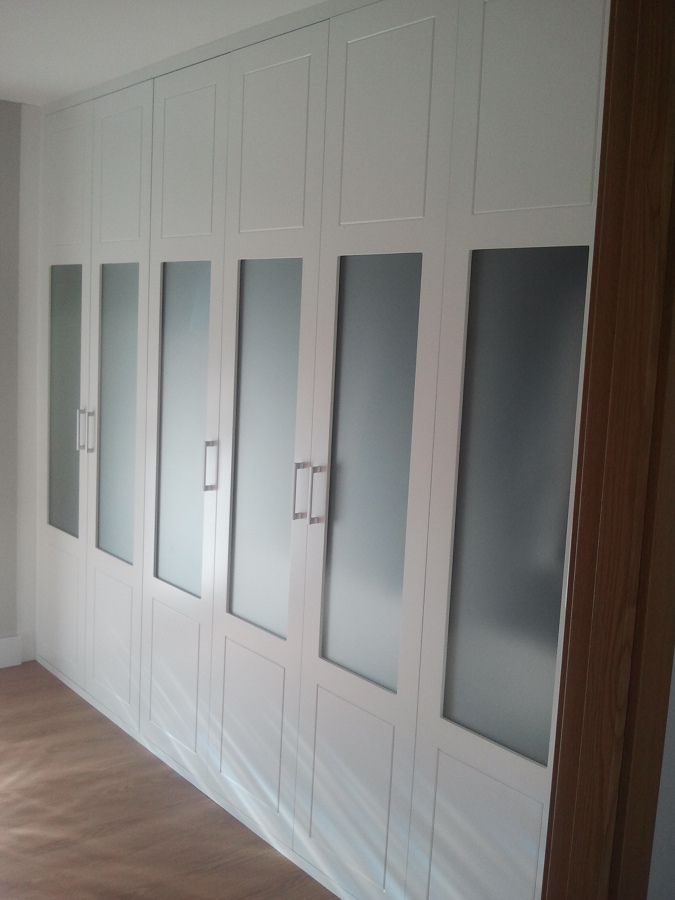 Foto: Armario Fabricado en DM Lacado en Blanco con Cristales Mates de