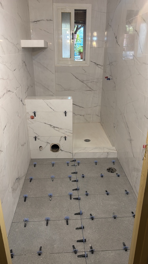 Instalación de alicatado baño