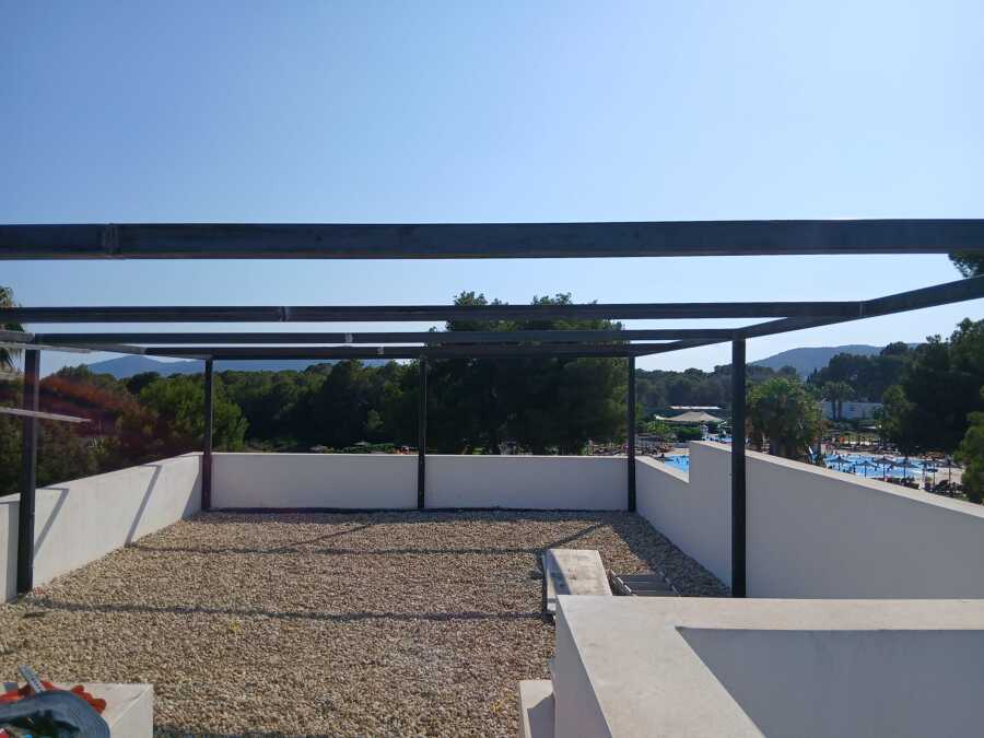 Pérgola de hierro estructural