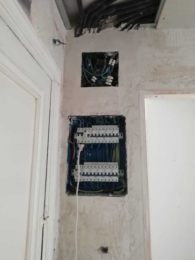 electricidad en general (puntos de luz,cuadros,enchufes,comutados etc.)