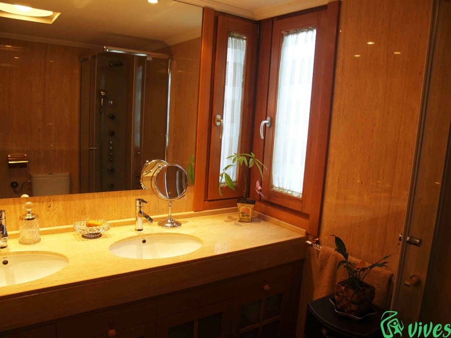 Baño completamente reformado con mármol en Zaragoza