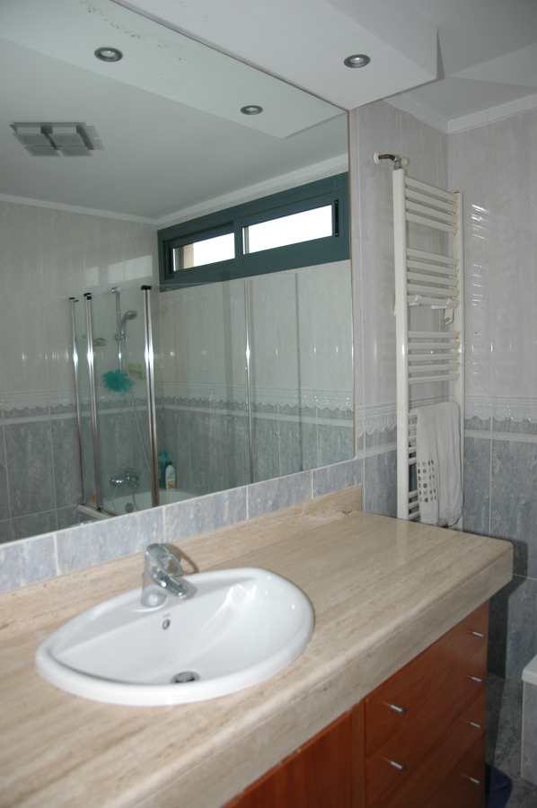 Baño con bañera en casa de diseño
