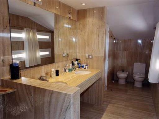 baño con marmol