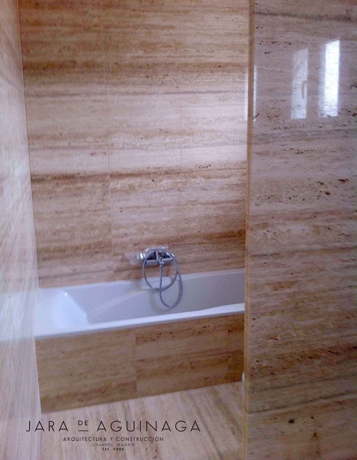 Detalle de baño de dormitorio principal en vivienda unifamiliar en Madrid.