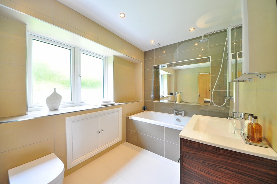 Bañera con revestimiento beige