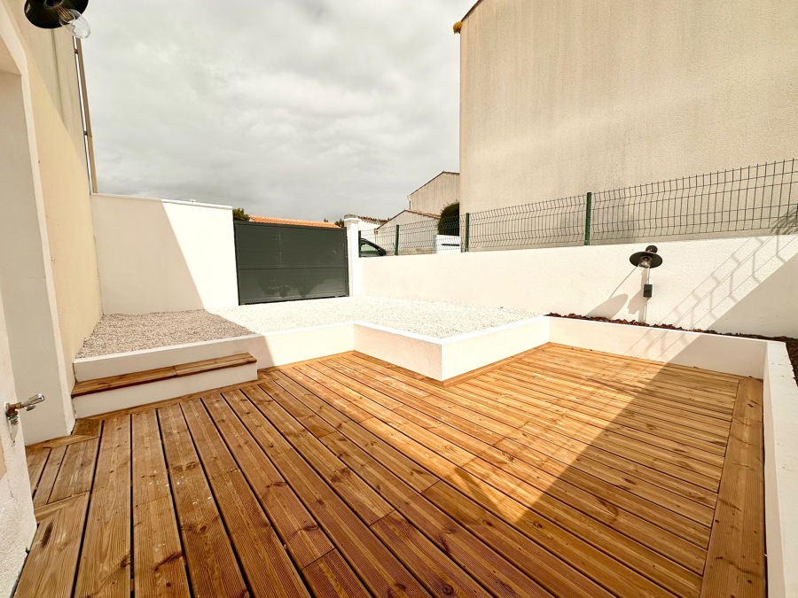- Terraza luminosa con acabados resistentes
