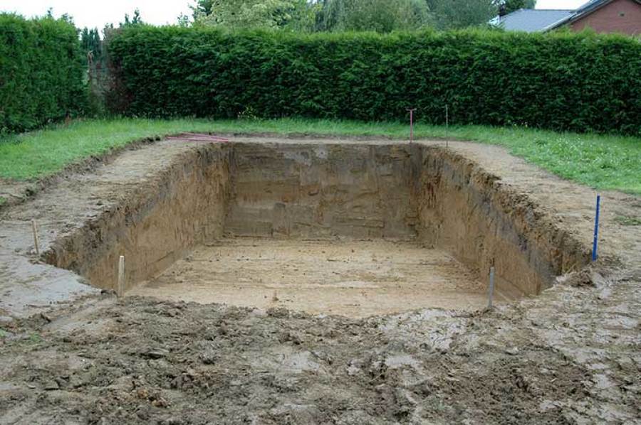 Excavación para piscina desbordante