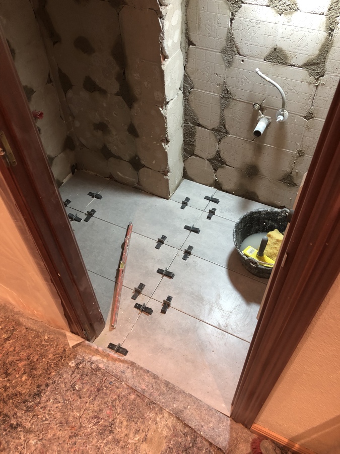 Alicatado de suelo de aseo