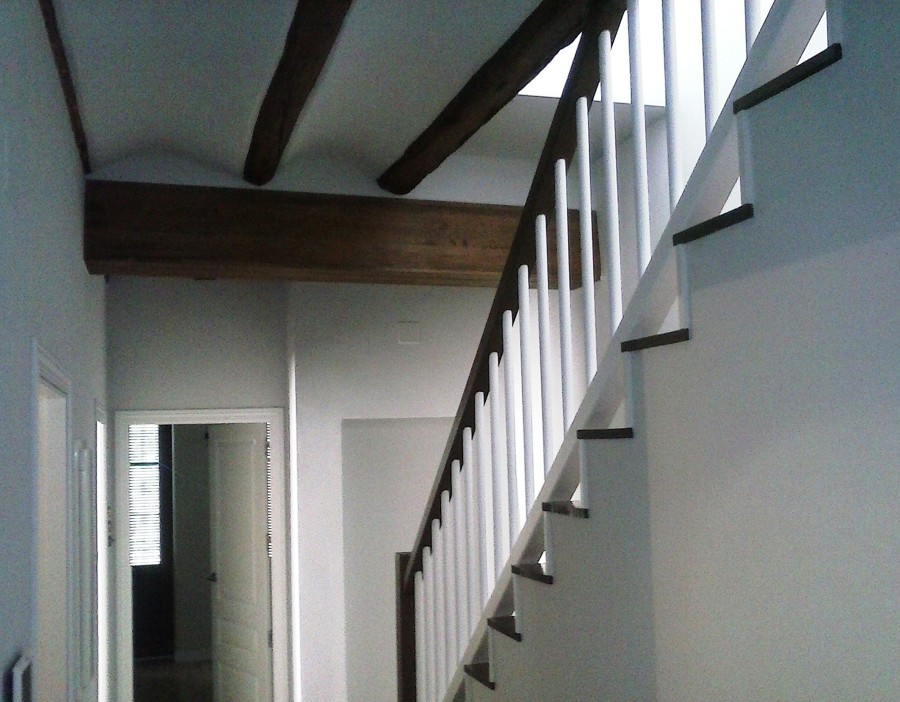 Escalera, barandilla y biga