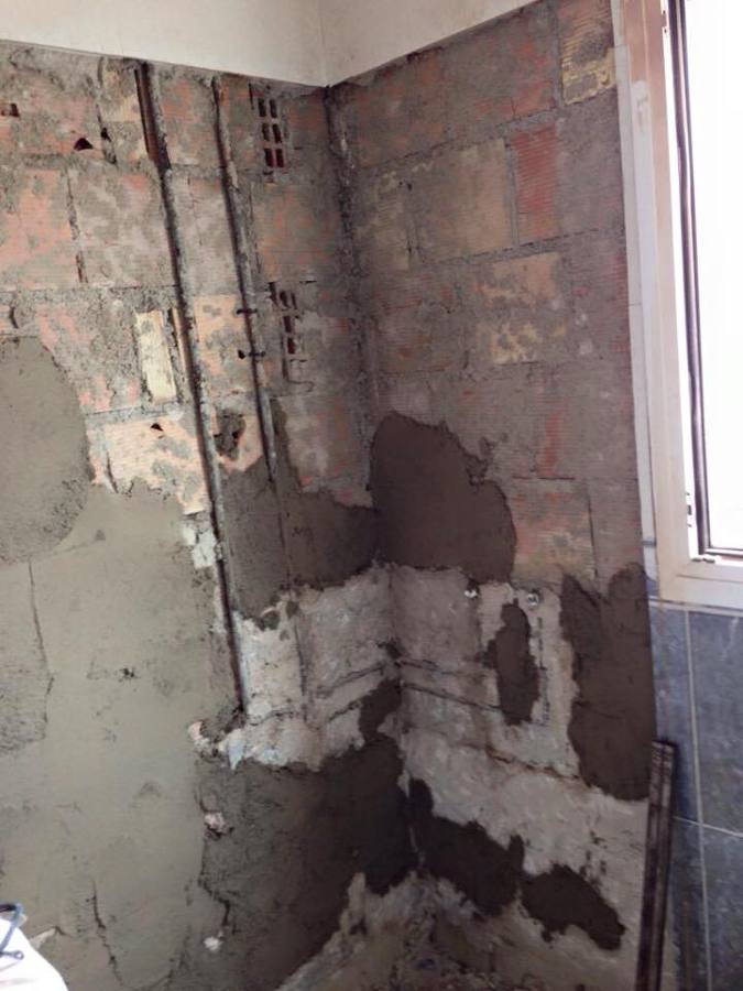 Sustitución de azulejos de la zona del plato de ducha, cambiando plato de ducha por uno de resina