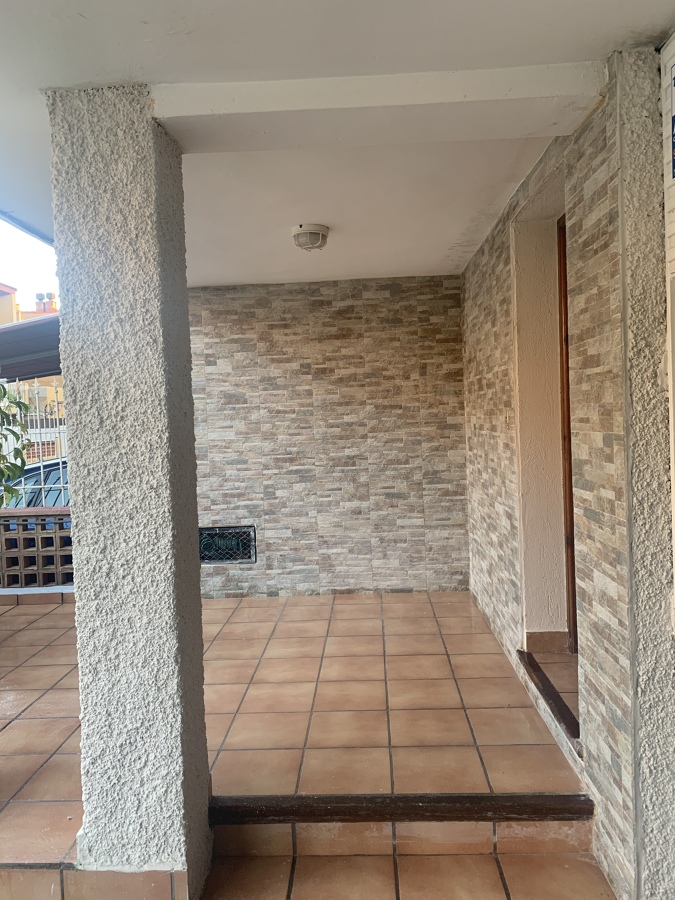 Colocación de ladrillo porcelanico a este porche y lavado de cara de pared en color gris arena