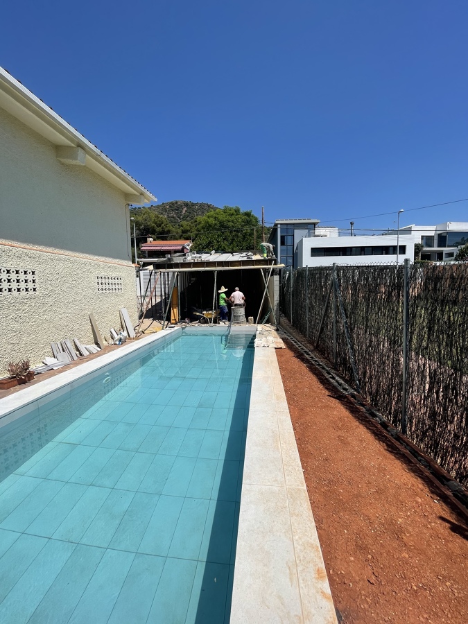 Piscina terminada y porche en camino
