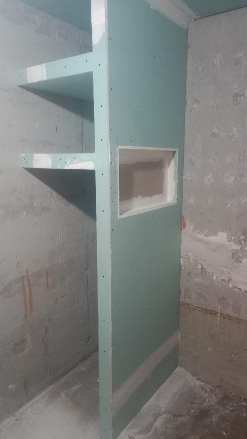 Tabiqué con estanterías y hornacina  en baño