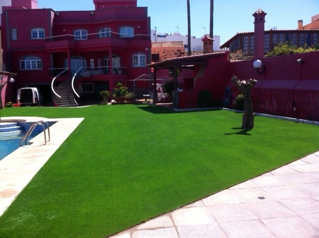 Cesped artificial y pergolas