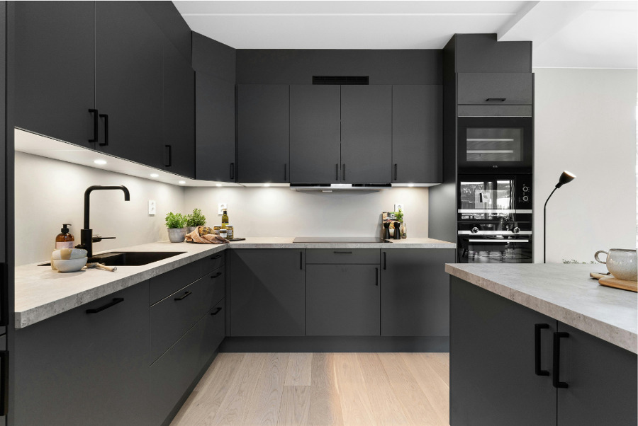 Cocina contemporánea industrial con líneas minimalistas
