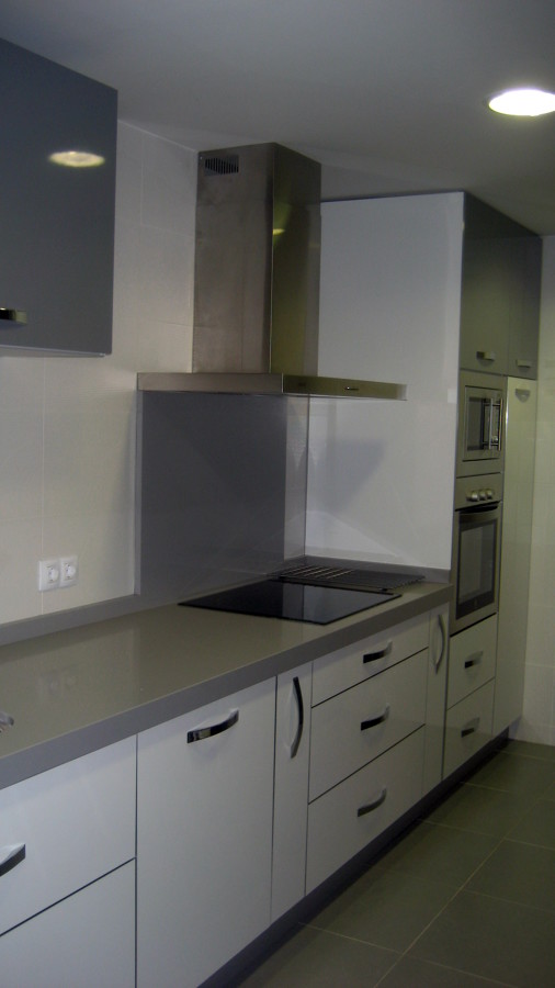 Foto: cocina blanca y antracita de josé marÃa alcalde #229105 ... Imagenes de cocinas gris y blanca