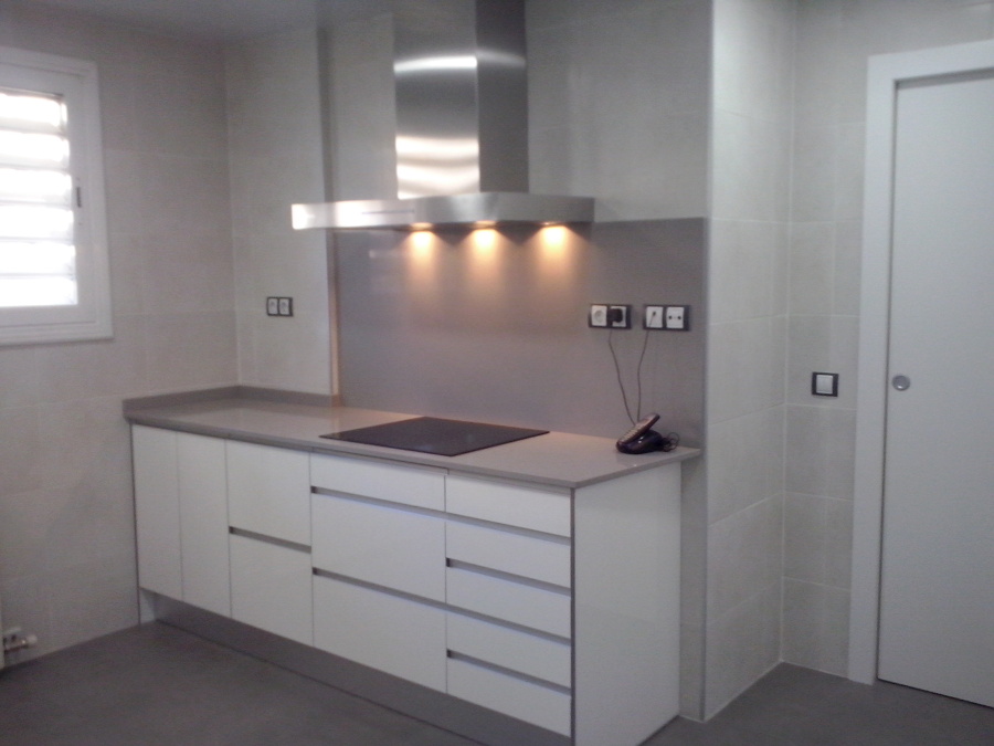 COCINA BLANCA Y GRIS