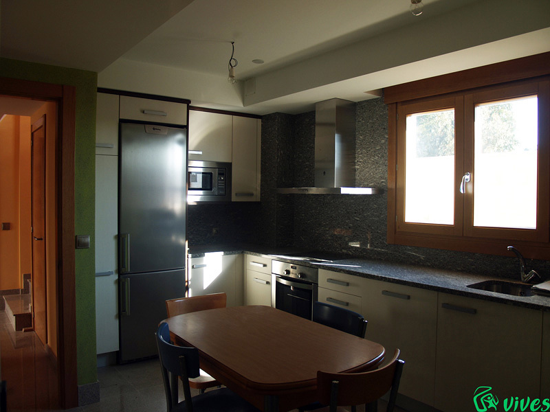 Cocina de obra nueva de vivienda piloto totalmente decorada en Utebo