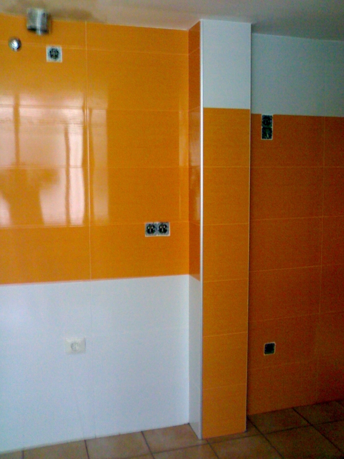 Foto: Cocina en Tres Colores y Azulejos de Tres Tonos de Al Reformas