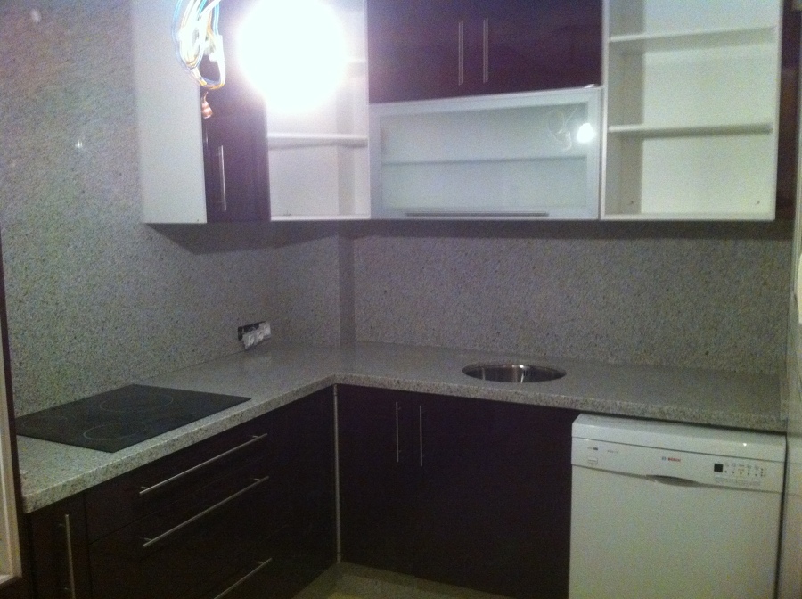 cocina en pvc brillo violeta frente en granito blanco cristal