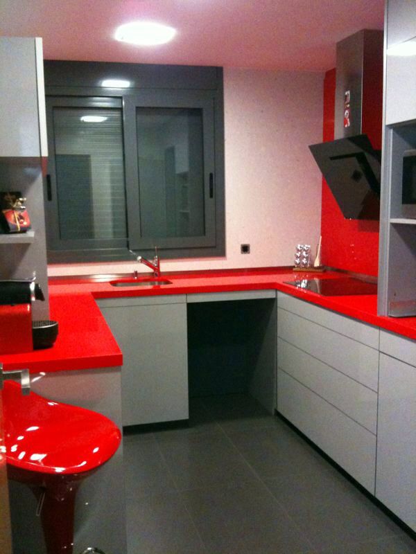 Foto: Cocina en Silestone Rojo Monza con Canto 4 Cm a Inglete de