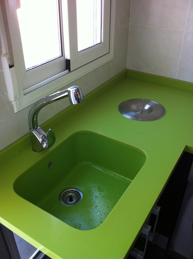Cocina moderna en negro con encimera de silestone verde