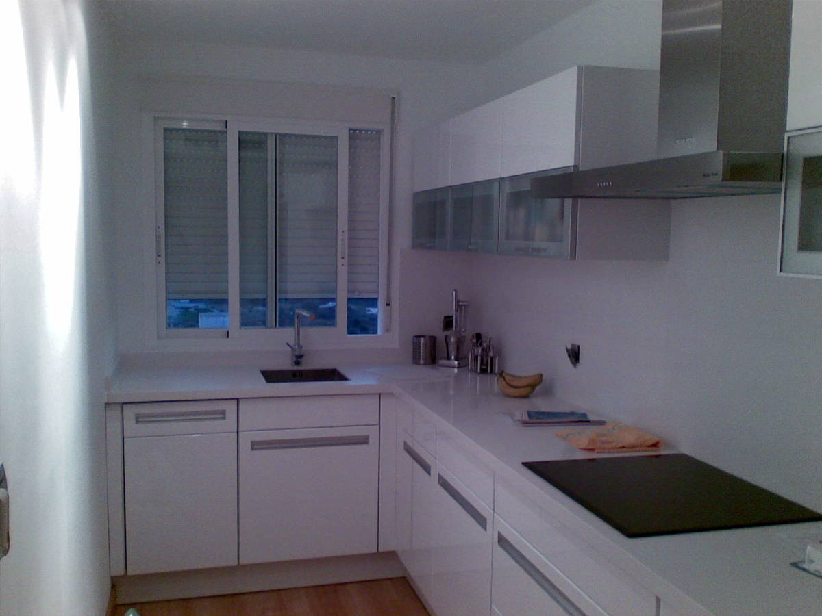 cocina montada en blanco alto brillo con silestone blanco zeus