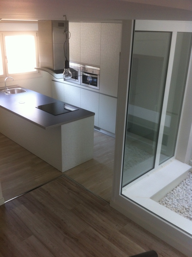 Cocina con península central.