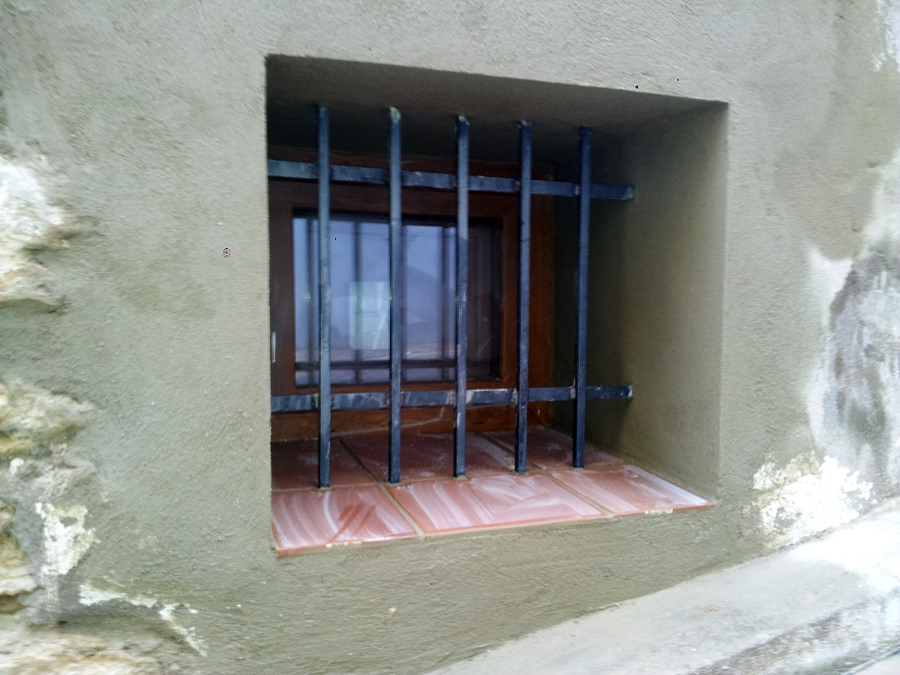 Colocación de ventana en muro de carga de piedra natural de 1,20m de grosor.
