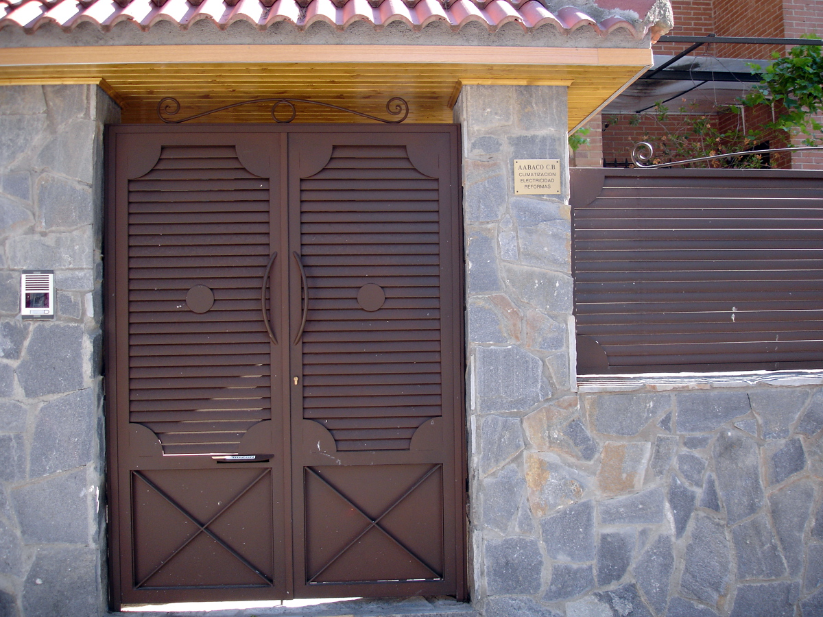 Conjunto de puerta y vallas de acceso chalet.