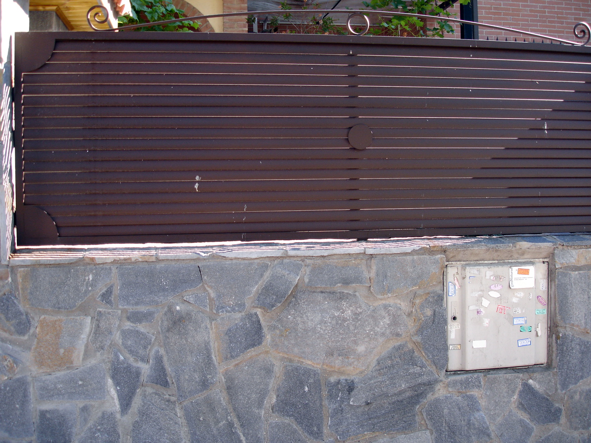 Conjunto de puerta y vallas de acceso chalet.