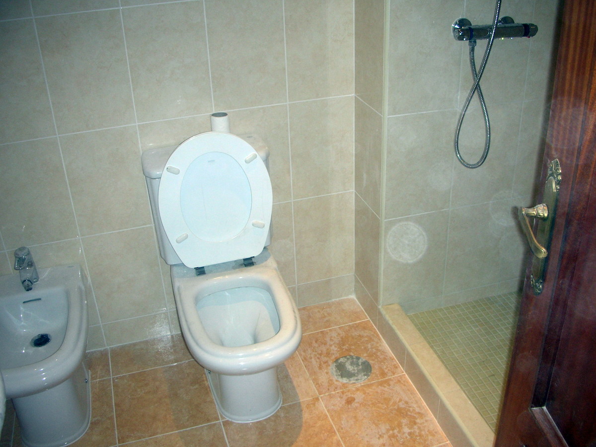 cuarto de baño con plato de ducha de obra terminacion grecite