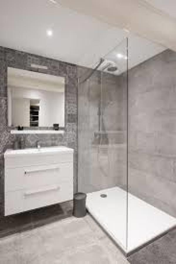 Reforma baño completo , instalacion mueble baño y mampara