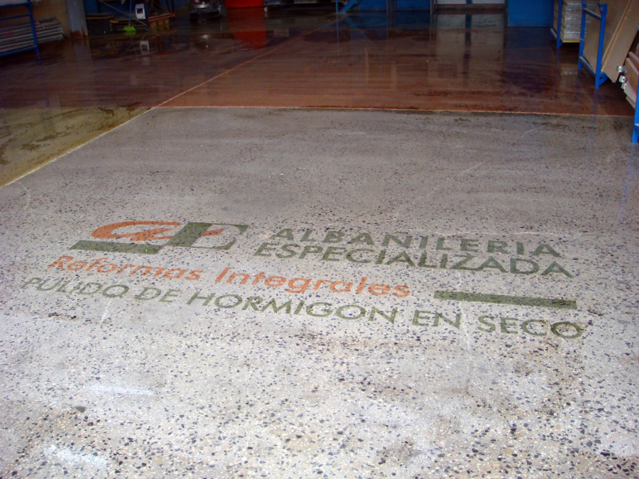 Detalle escritura en hormigón pulido en seco