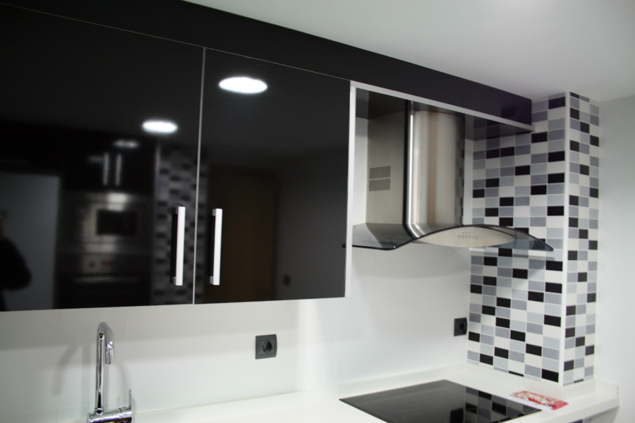 Foto: detalle mobiliario cocina lacado en negro brillo con canto y ... Cantos aluminio para muebles cocina