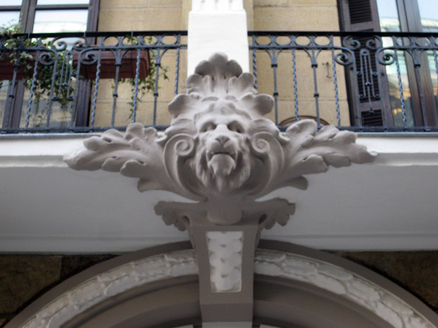 Detalle portal edificio Prim43, San Sebastián