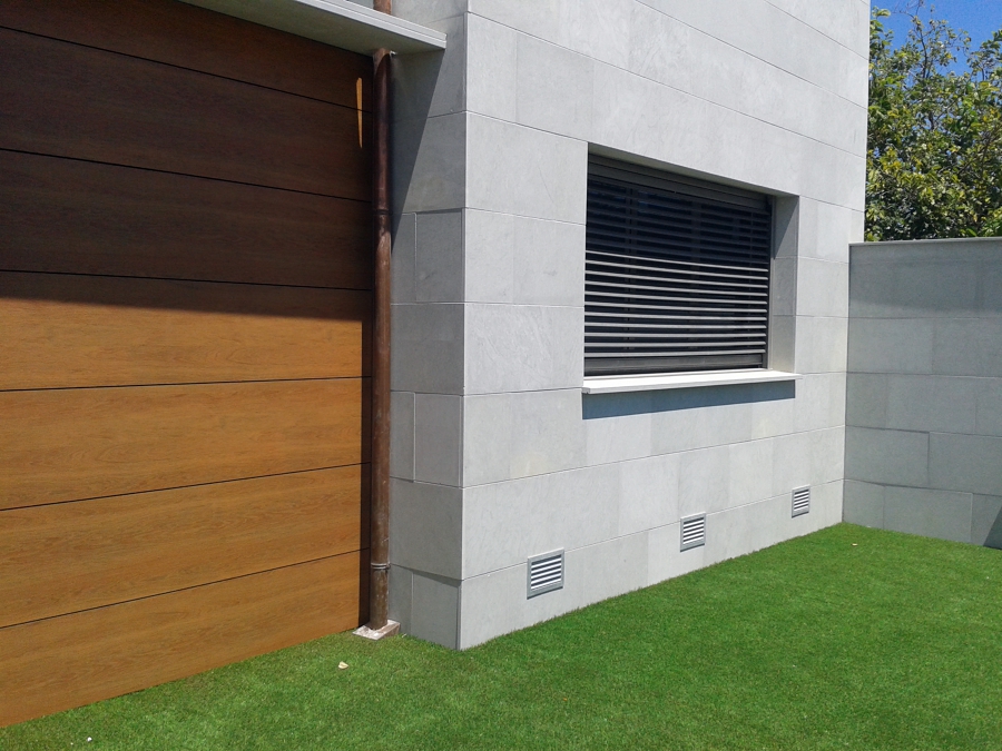 Foto: Detalle Ventilación Sótano y Bajante de Blauverd Construcción De