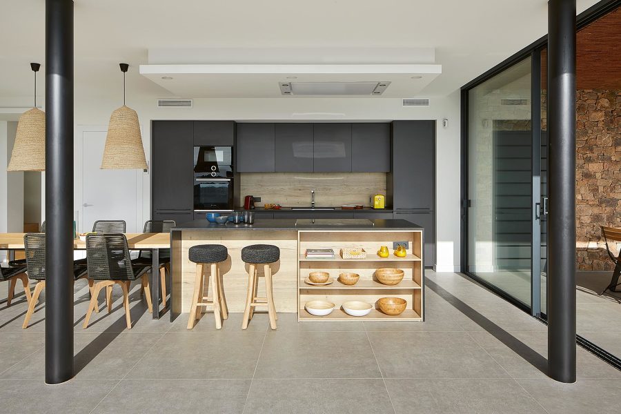 Cocina abierta en negro