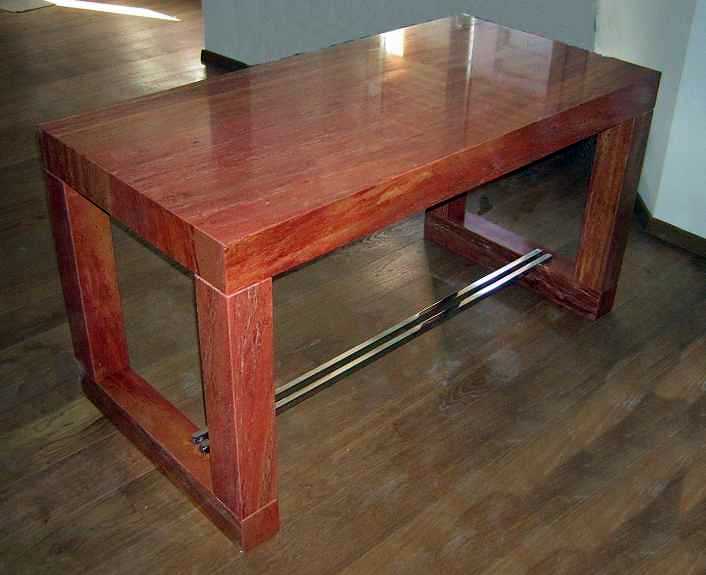 Diseño de mesa en Travertino Rojo Iraní y acero
