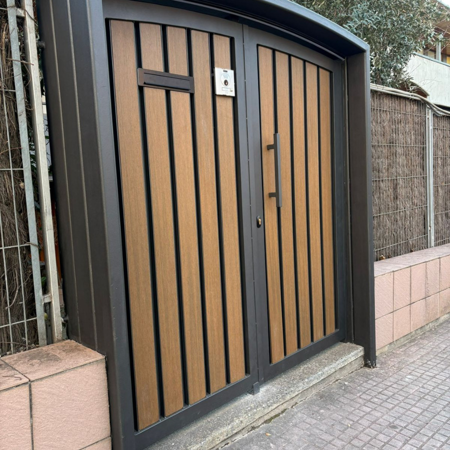 Puerta personalizada en hierro y madera
