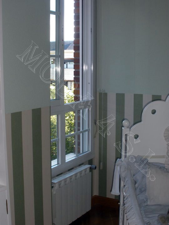 Dormitorio zocalo de papel pintado, sin remate de greca.