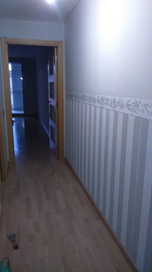 Piso pintado y empapelado