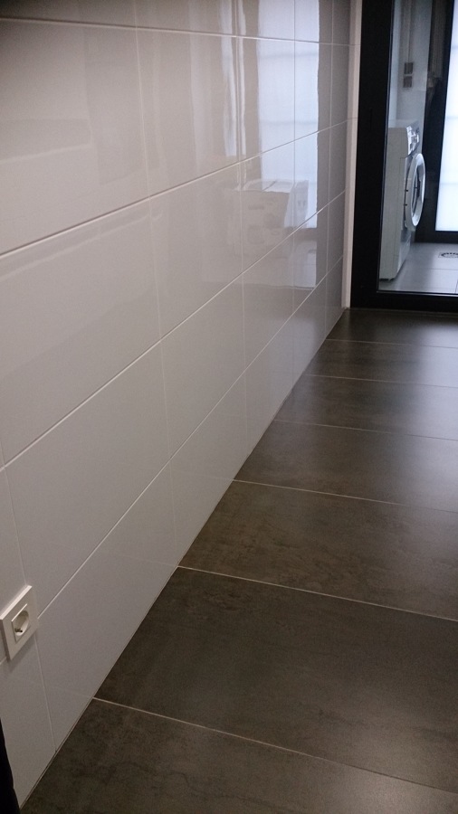 alicatar suelo y azulejos de cocina
