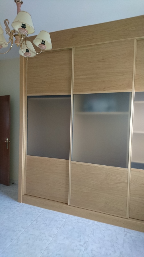 Frente de armario roble natural con cristal satenglas corredera