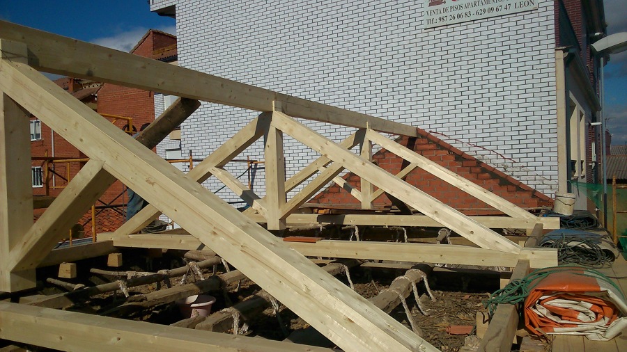 Armante de madera con tijeras cepilladas