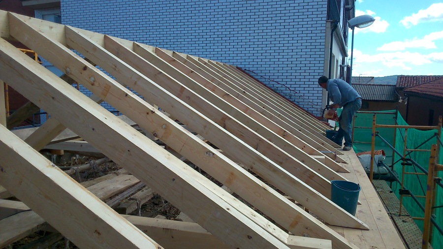 Armante de madera con vigas