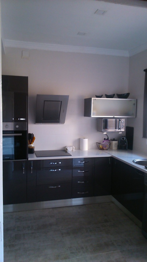 Instalación de cocina en acabados de pvc color gris brillo